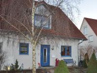 Haustür und Fenster in blau bei Einfamilienhaus 