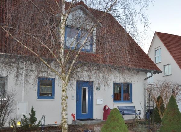 Haustür und Fenster in blau bei Einfamilienhaus 