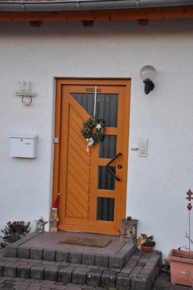 Holzhaustür mit vier Lichtausschnitten
